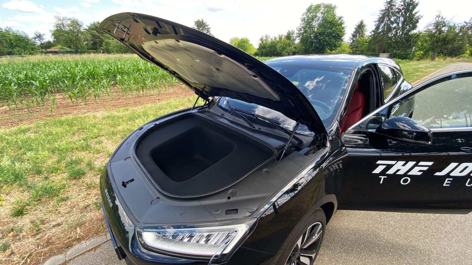 Ein Blick unter die Motorhaube zeigt ein Staufach im Seres 5 Elektro