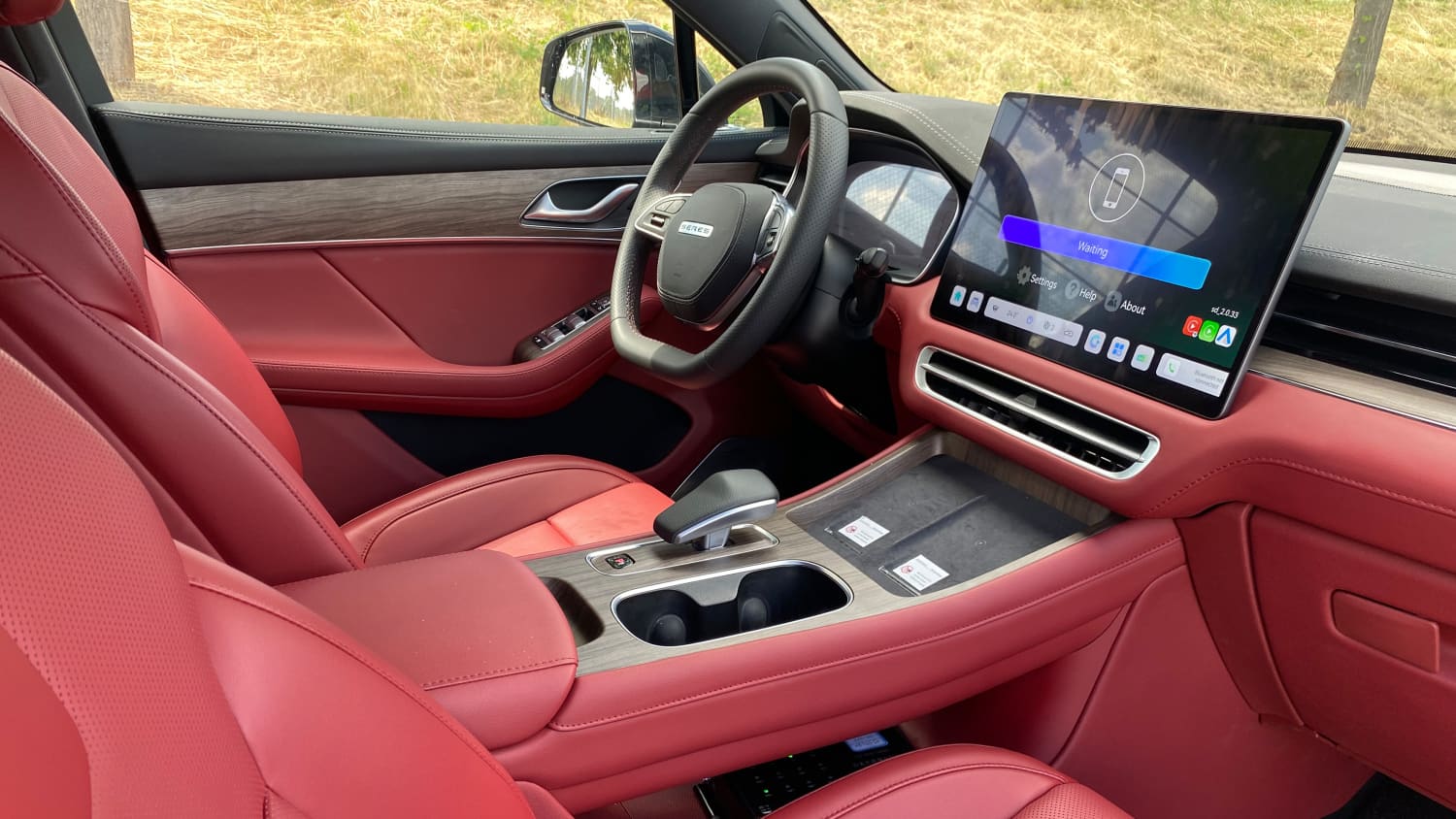 Die roten Vordersitze, Lenkrad und das Dislay im Seres 5 Elektro Auto