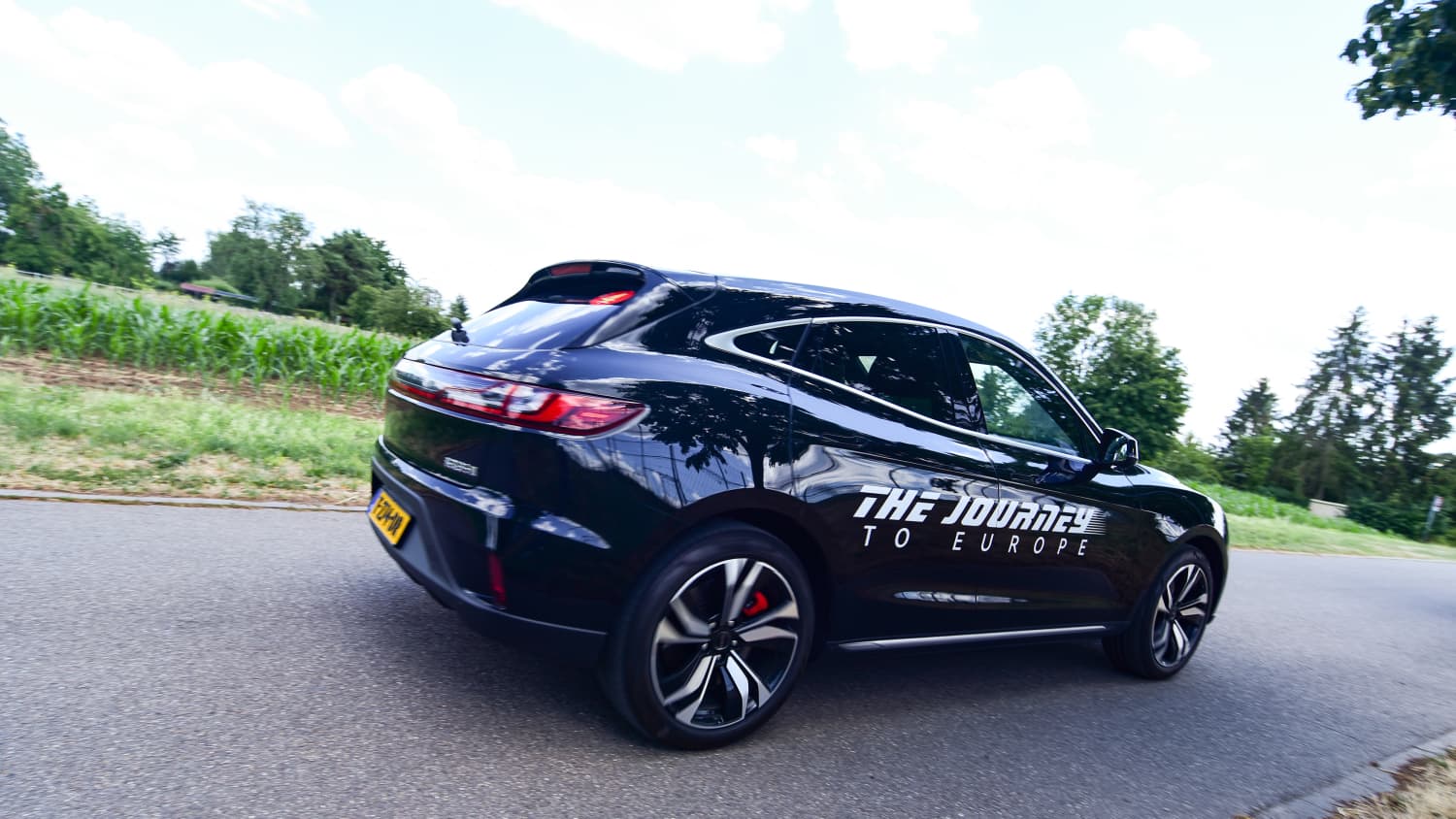 Das neue chinesische Elektro Auto Seres 5 während der Fahrt