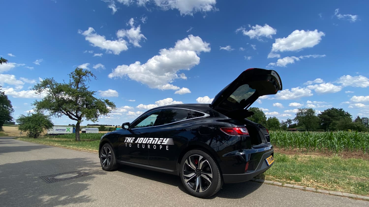 Der Seres 5 Elektro Auto mit geöffneter Kofferraumklappe