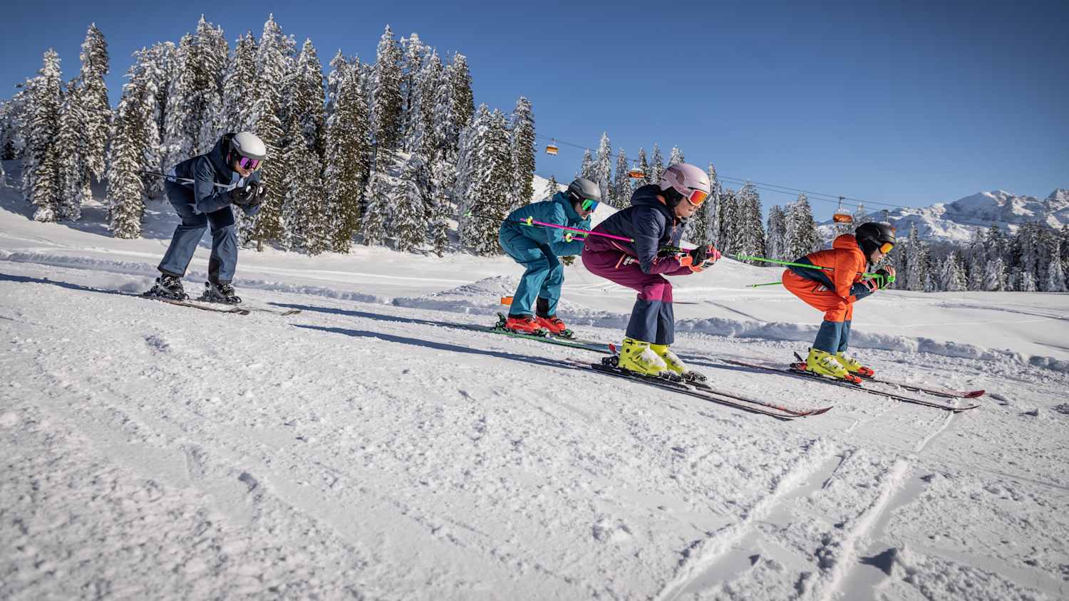 Skiefahrer auf der Skipiste am Dachstein