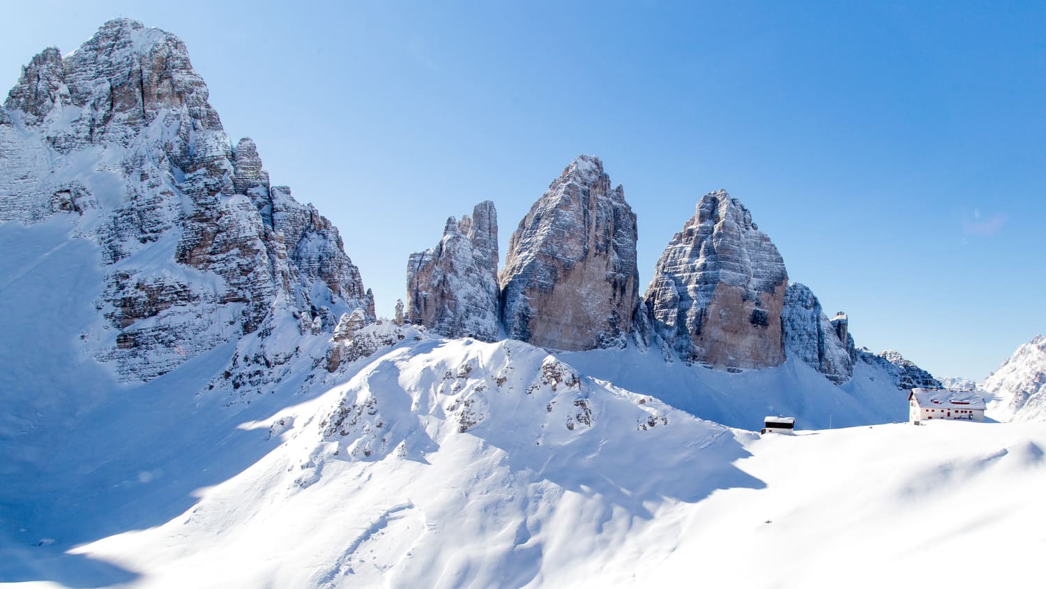 Skifahrer im Skigebiet Alta Badia in Südtirol