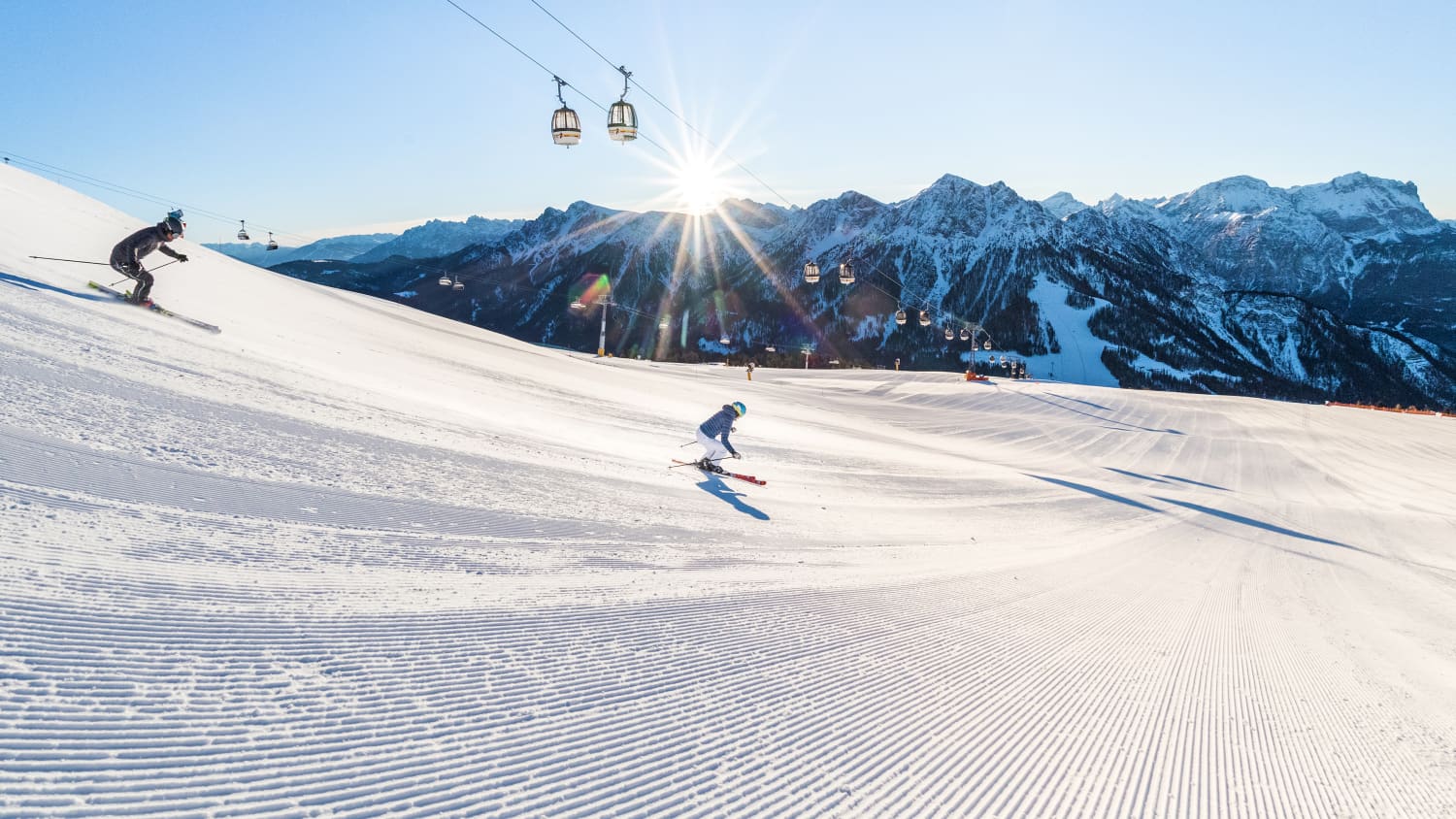 Skifahrer im Skigebiet Kronplatz  in Südtirol