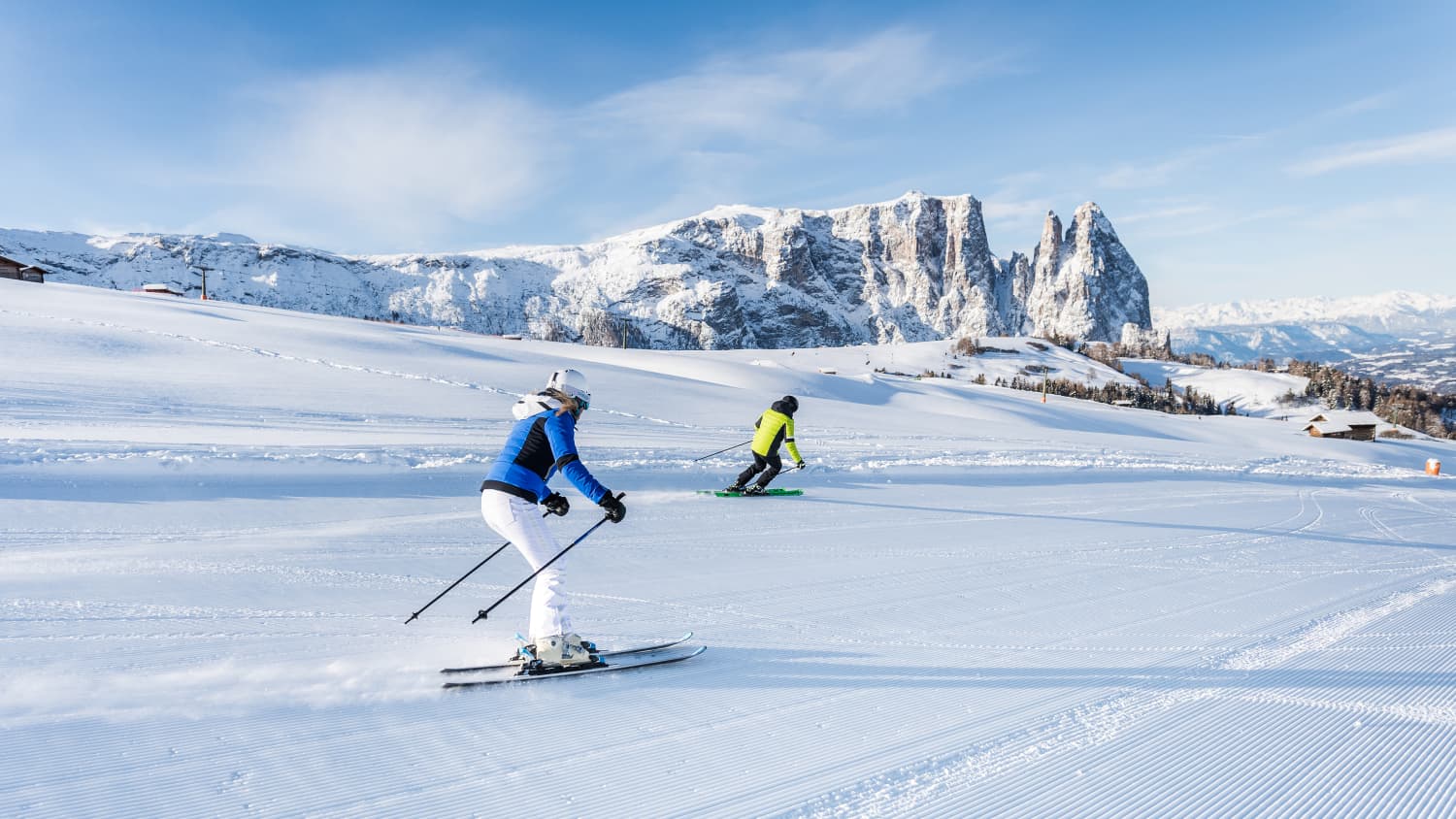 Skifahrer im Skigebiet Seiser Alm in Südtirol