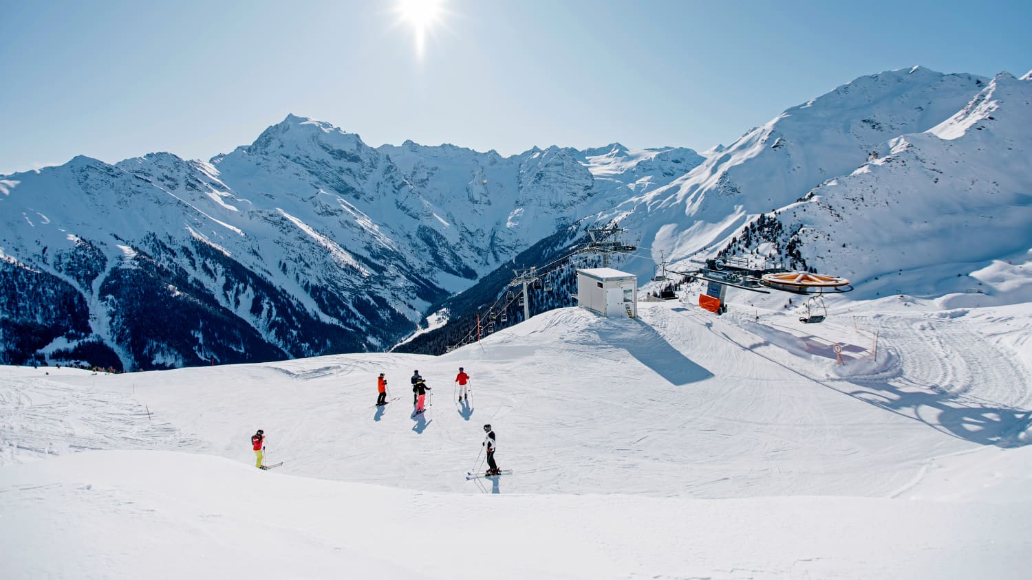 Skifahrer im Skigebiet Alta Badia in Südtirol