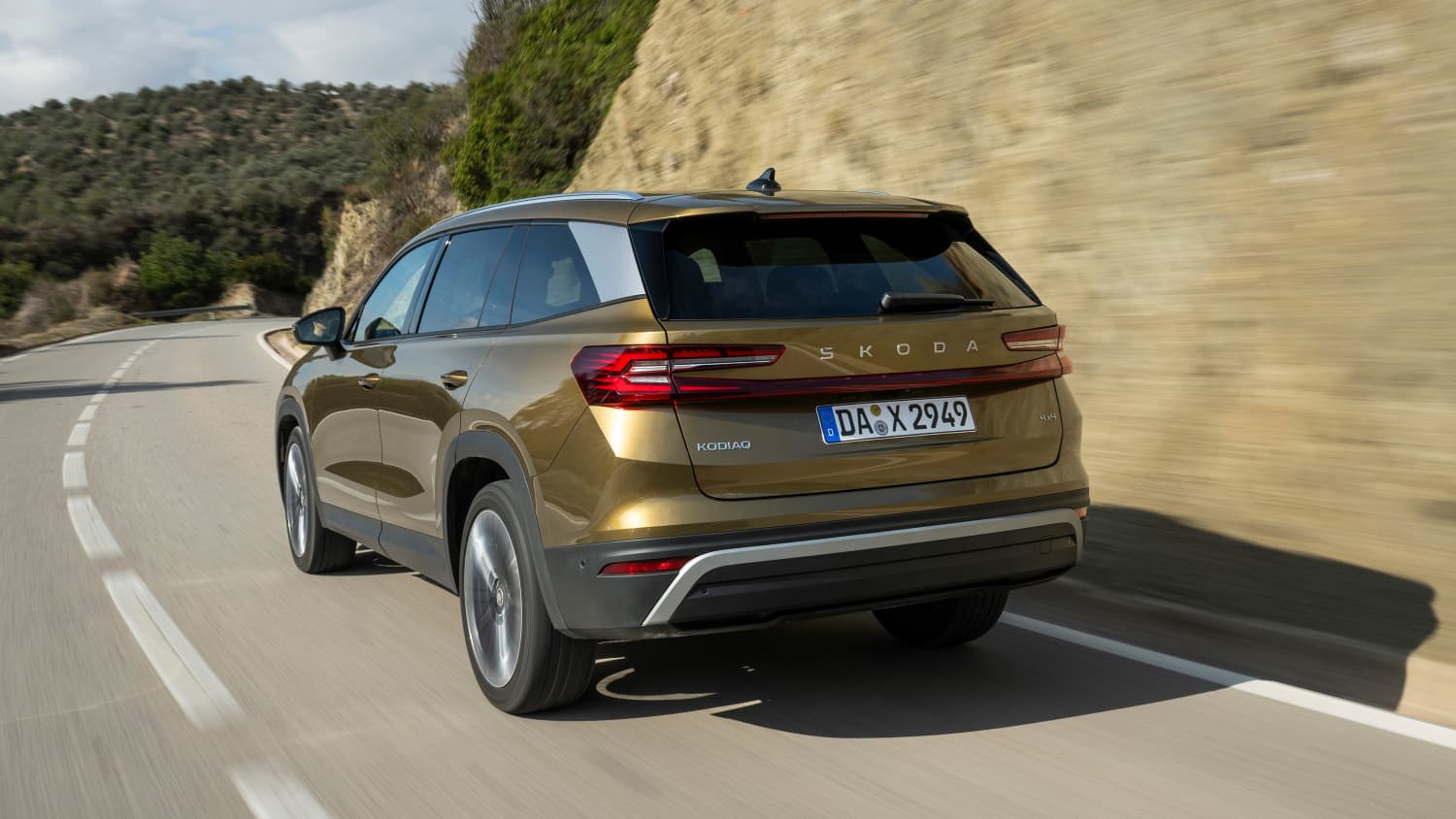 Heckansicht eines fahrenden Skoda Kodiaq