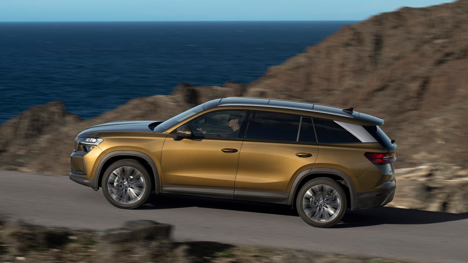 Seitenansicht eines fahrenden Skoda Kodiaq