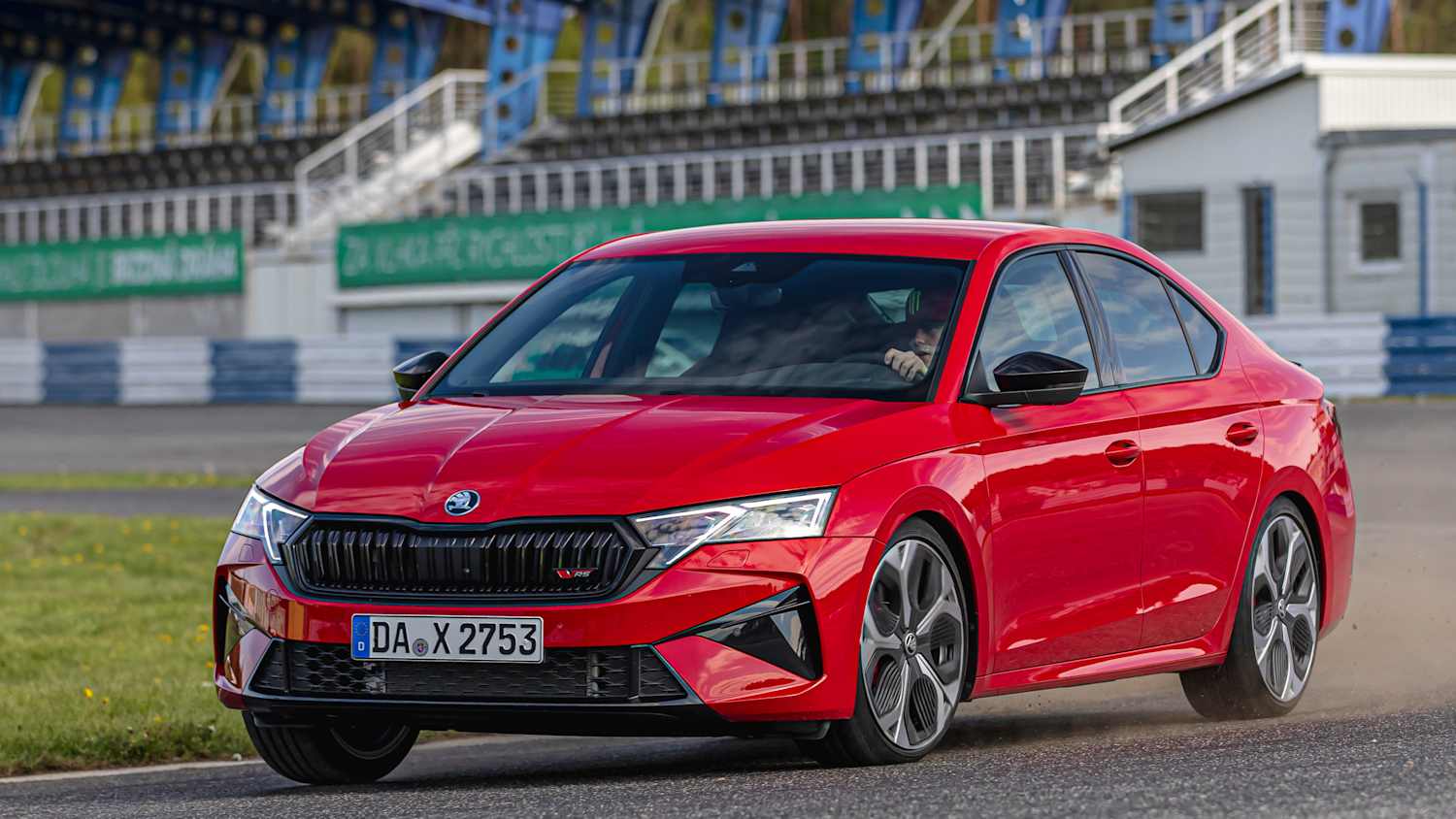 Fahraufnahme eines roten Skoda Octavia RS