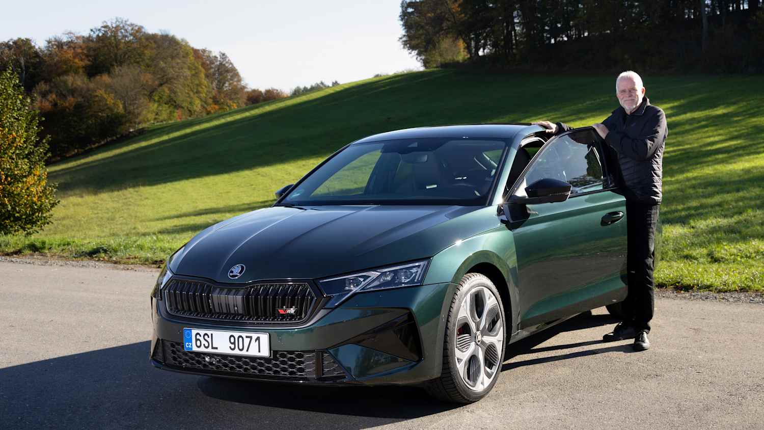Redakteur Wolfgang Rudschies mit dem Skoda Octavia RS
