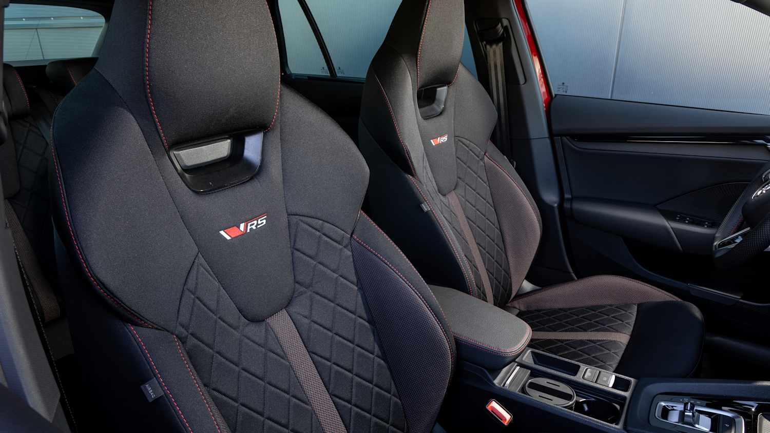 Die Vordersitze des Skoda Octavia RS