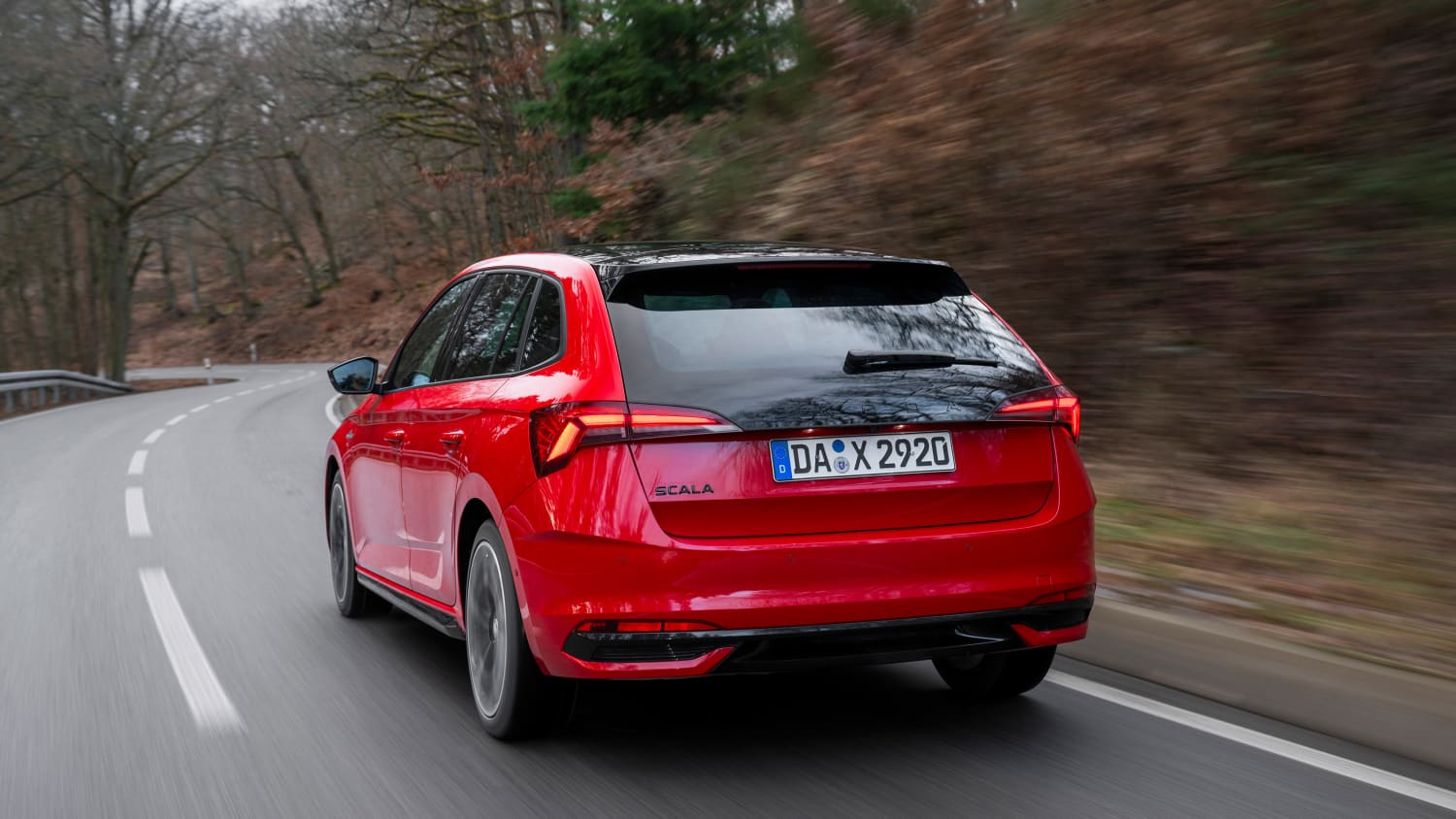 Heckansicht eines fahrenden Skoda Scala nach Facelift