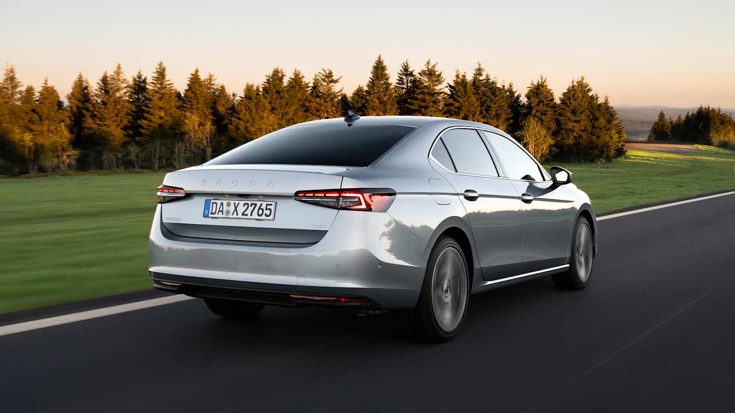 Heckaufnahme eines fahrenden Skoda Superb 1.5 TSI mHEV