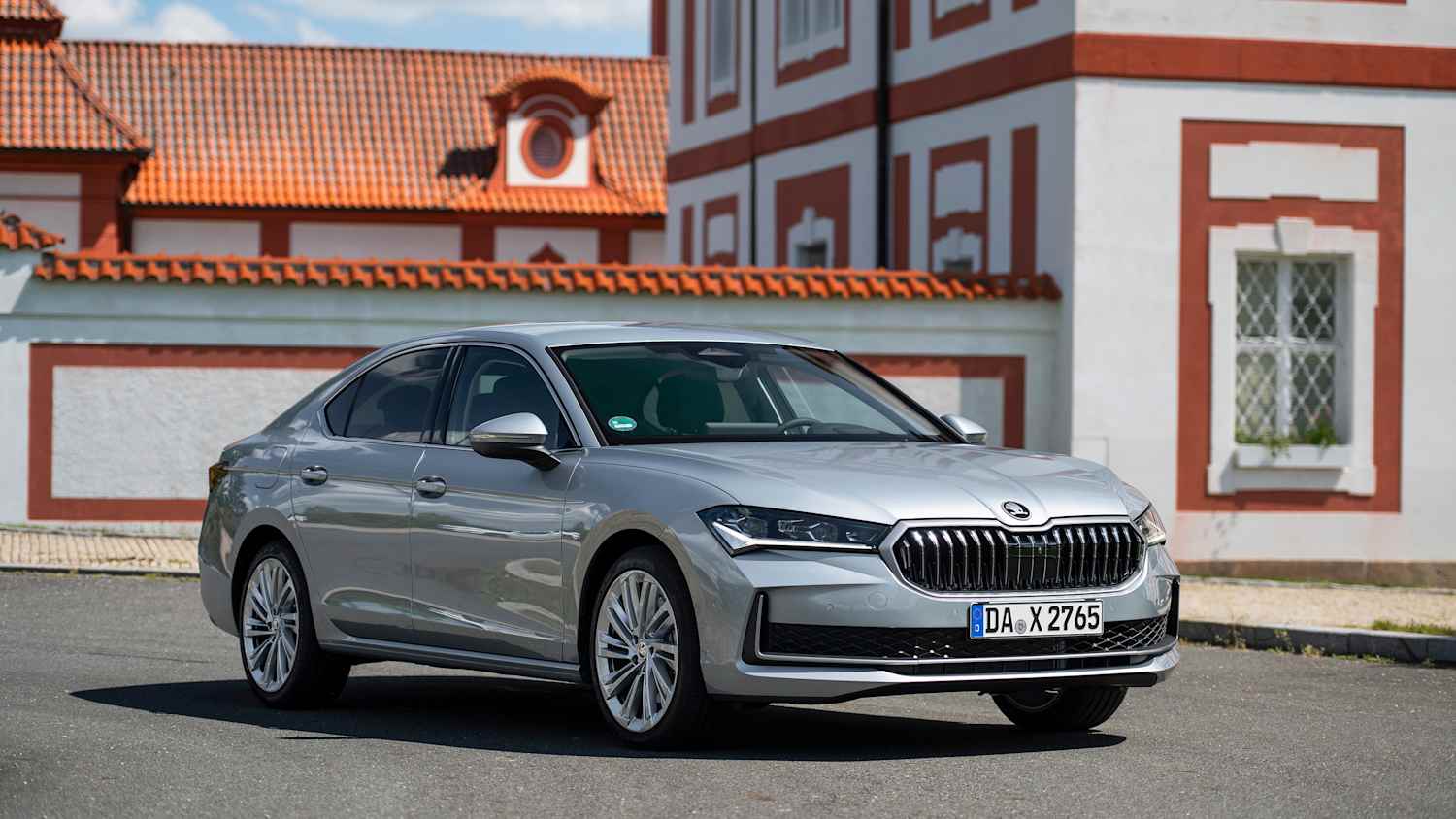 Front und Seitenansicht eines stehenden Skoda Superb 1.5 TSI mHEV