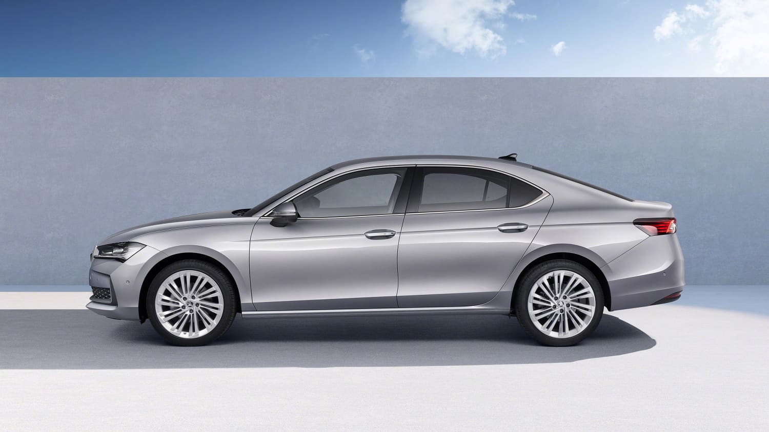 Seitenansicht eines stehenden Skoda Superb