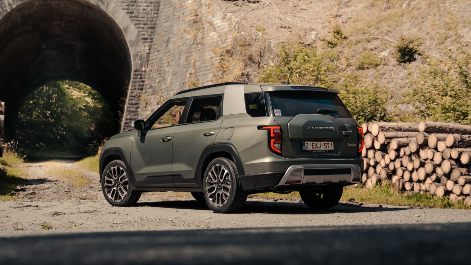 Heckansicht eines stehenden SsangYong Torres