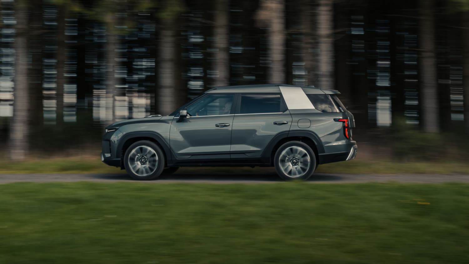 Seitenansicht eines fahrenden SsangYong Torres