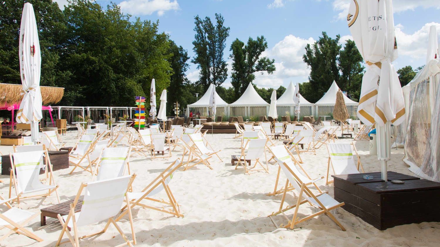 Strandstühle im Montego Beachclub in Magdeburg