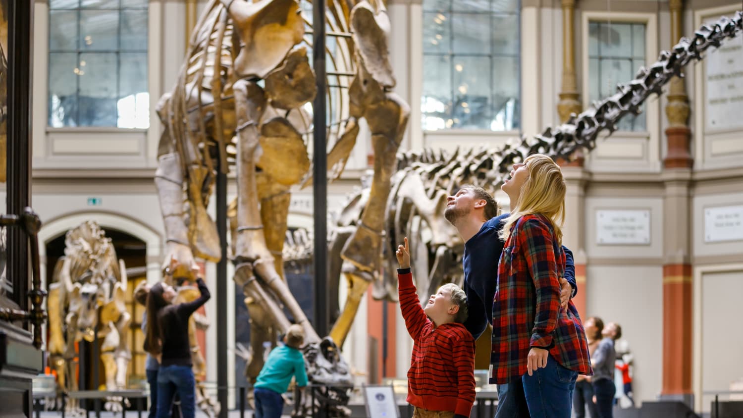 Famillie im Sauriersaal des Naturkundemuseum in Berlin