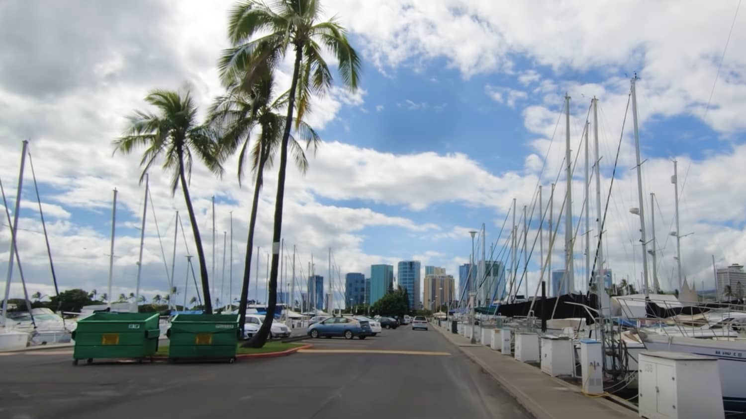 Screenshot von einer virtuellen Autofahrt durch einen Jachthafen auf Hawaii.