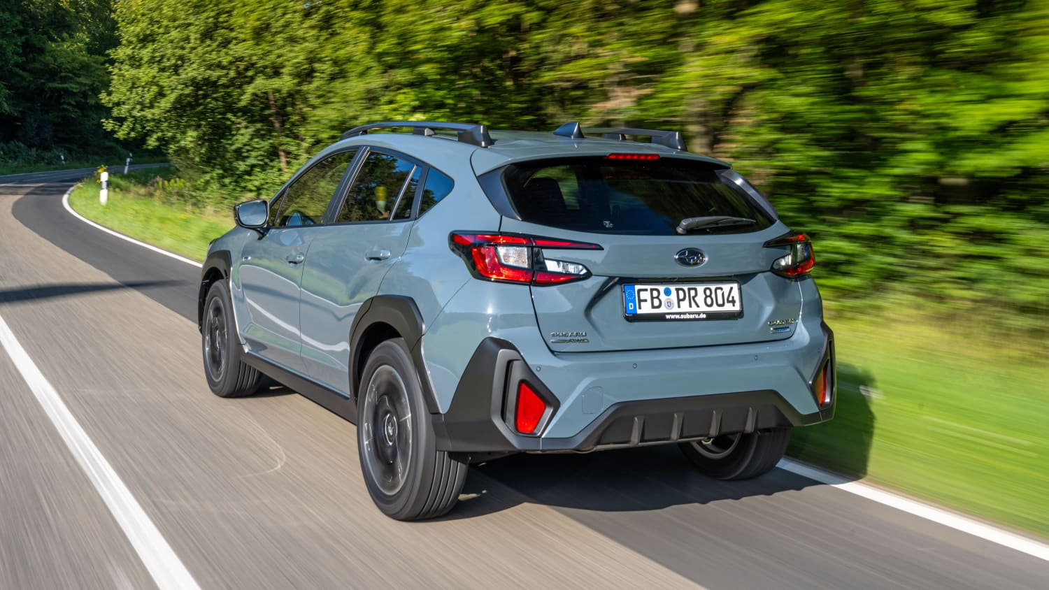 Heckansicht eines fahrenden Subaru Crosstrek
