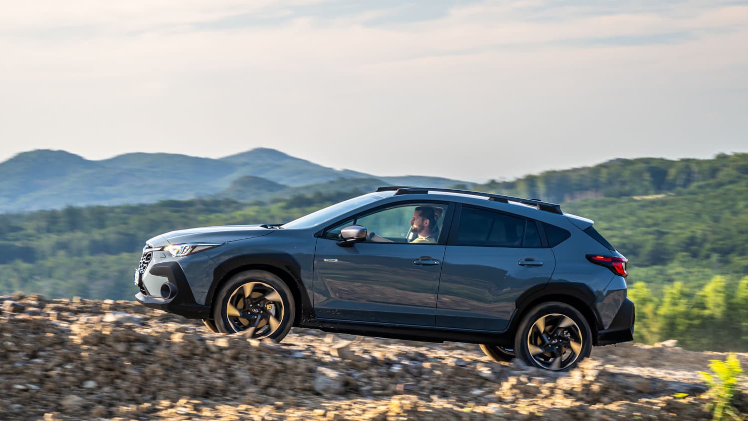 Seitenansicht eines Subaru Crosstrek im Gelände
