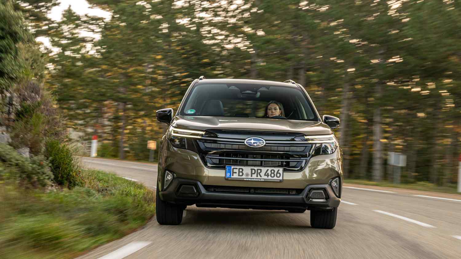 Frontansicht eines fahrenden Subaru Forester
