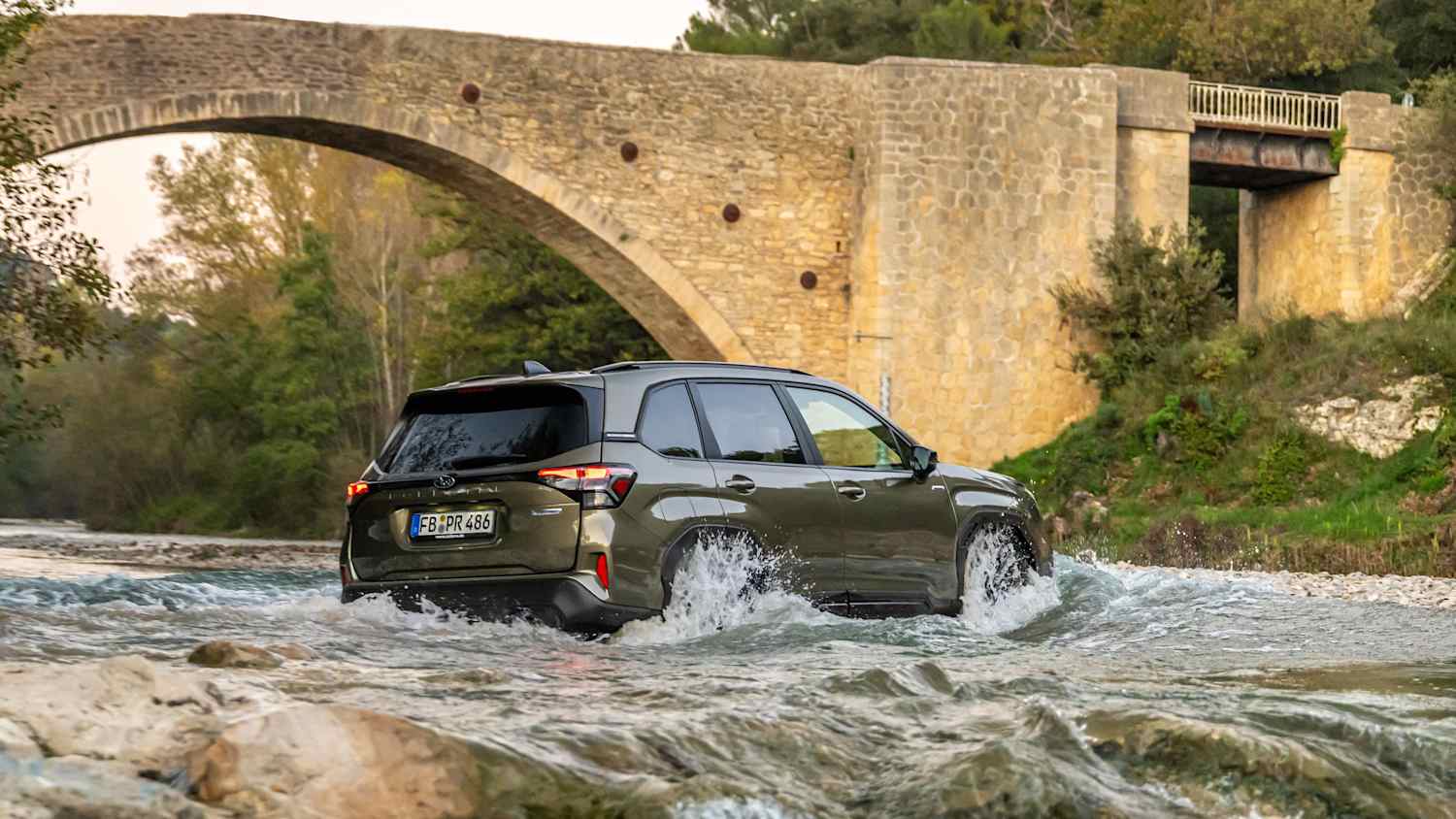 Ein Subaru Forester fährt durch einen Fluss
