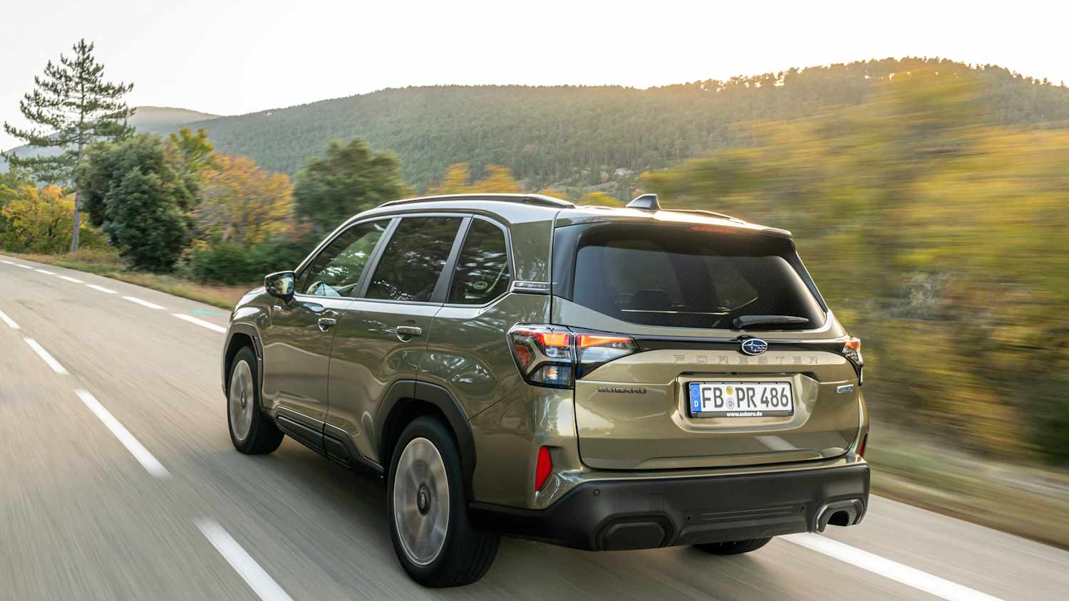 Heckansicht eines fahrenden Subaru Forester