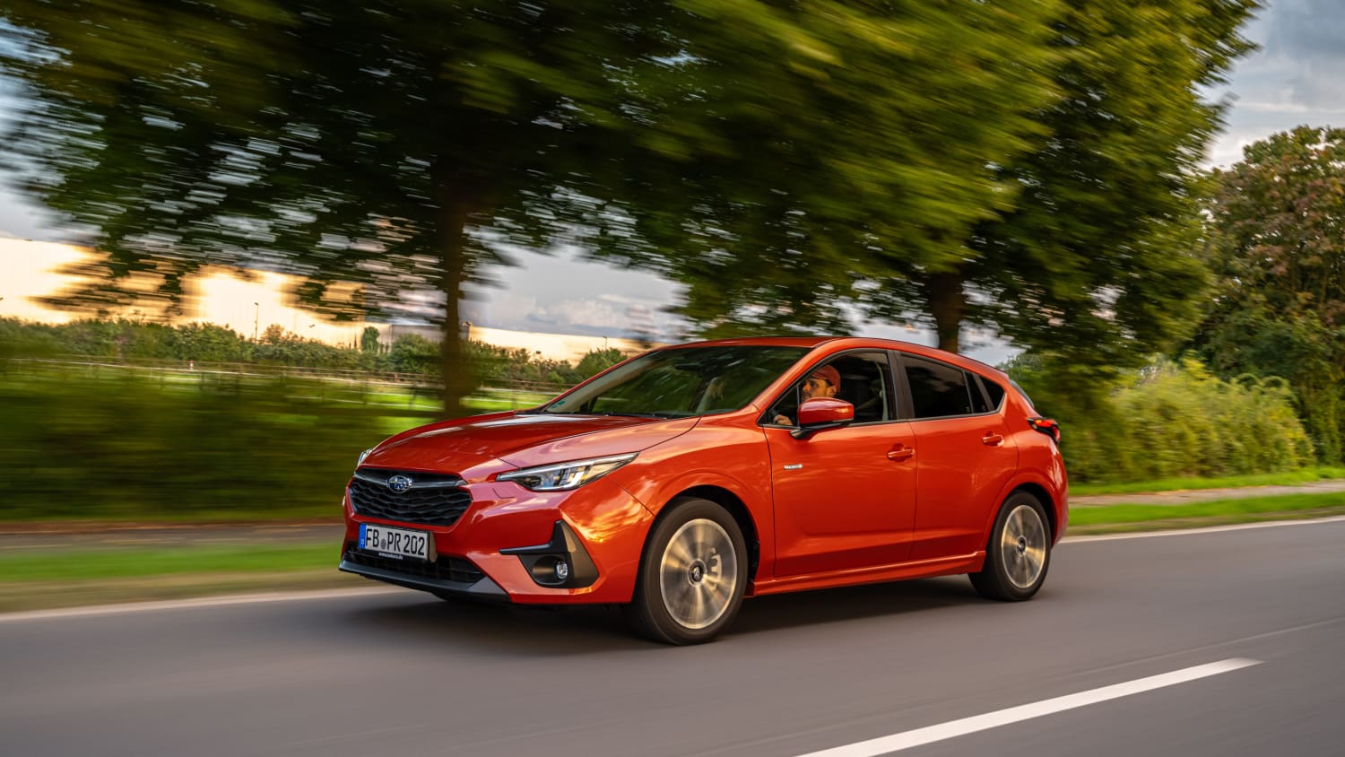 Der Kleinwagen Impreza von Subaru in Fahrt auf der Landstrasse