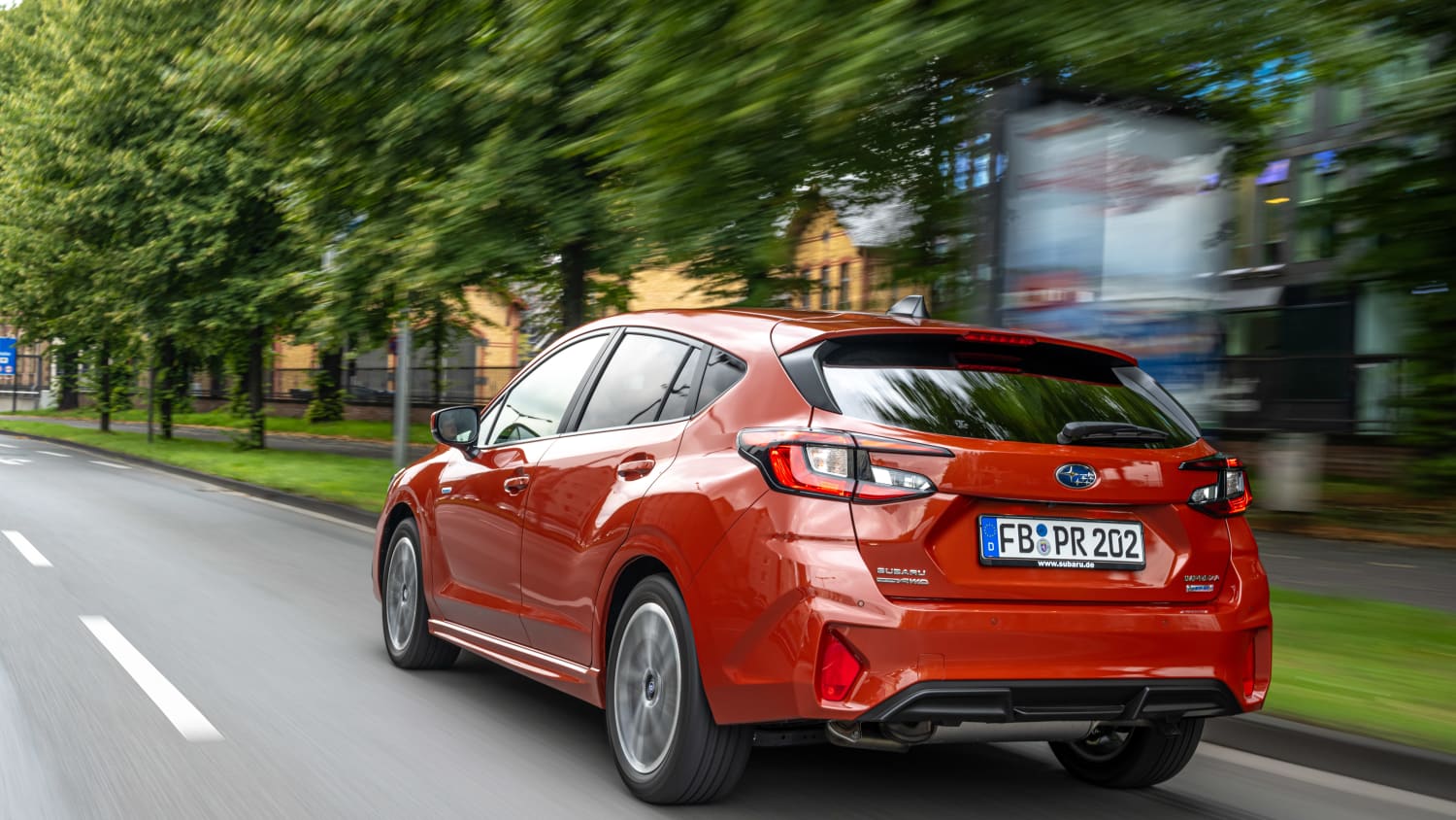 Der Kleinwagen Impreza von Subaru in Fahrt auf der Landstrasse