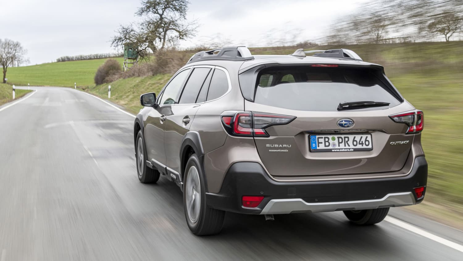Die Heckansicht eines Subaru Outback 2.5i