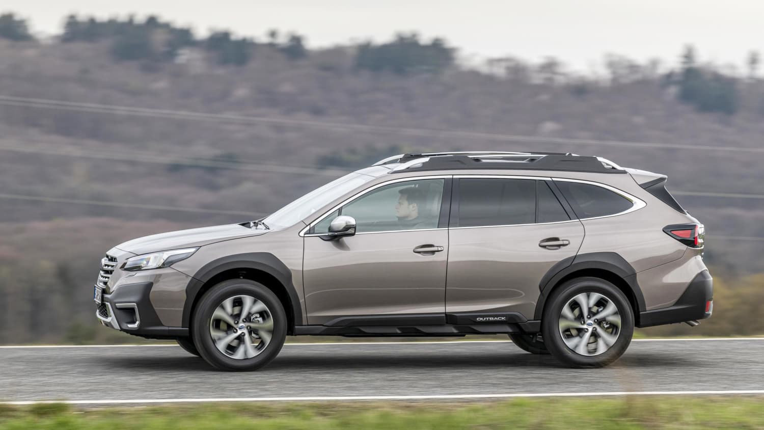 Seitenansicht eines Subaru Outback 2.5i