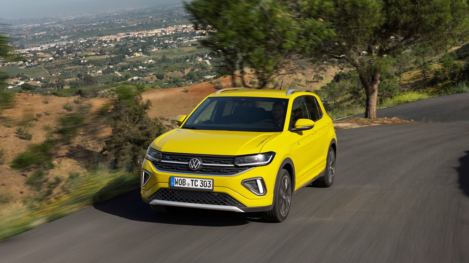 Ein neuer VW T-Cross während der Fahrt auf einer Landstraße
