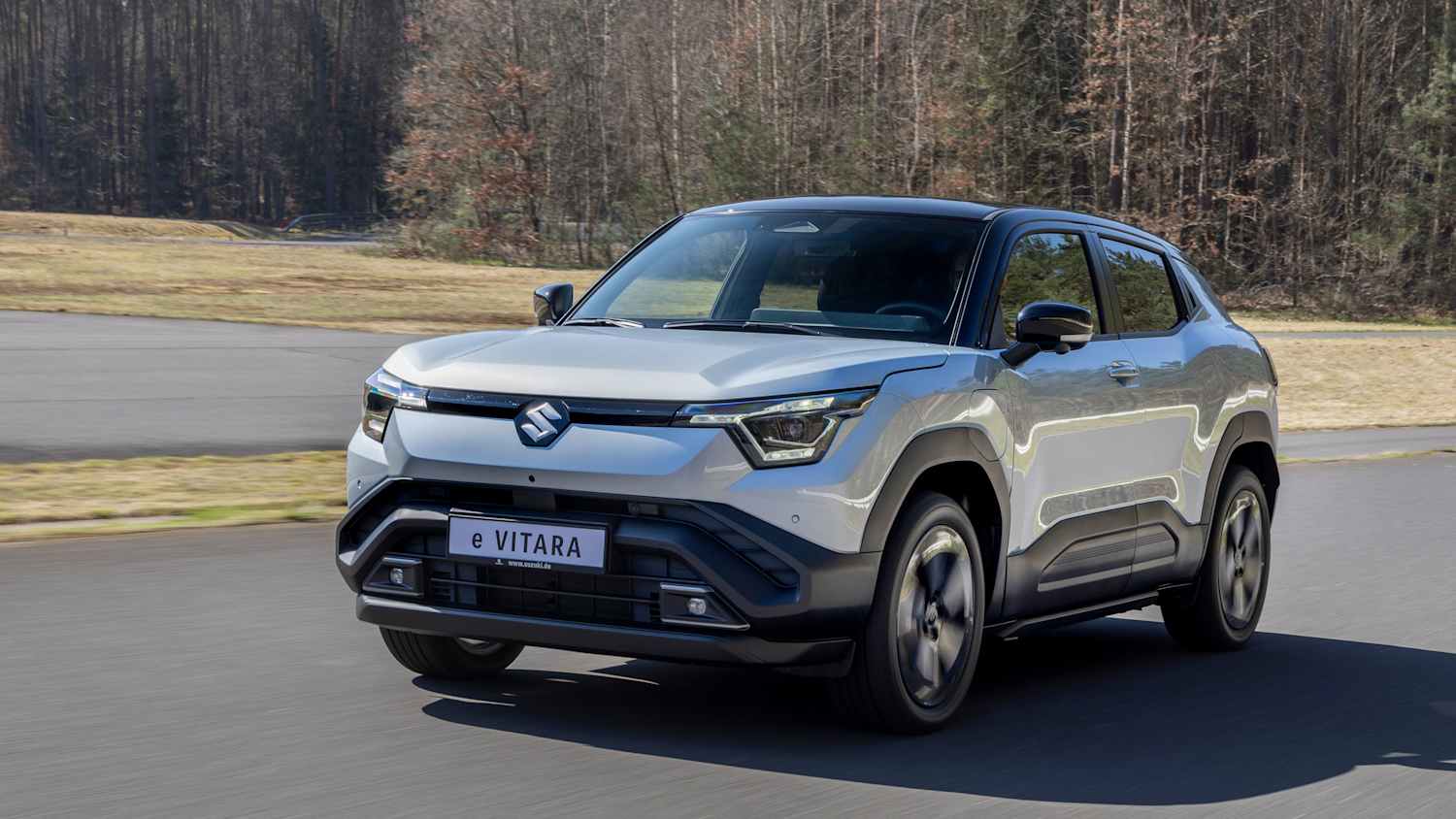 Der neue Suzuki Vitara als Elektroauto fahrend auf der Teststrecke