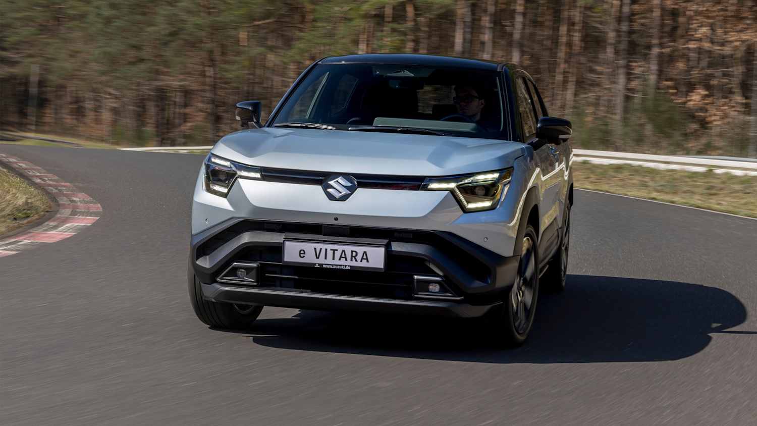 Der neue Suzuki Vitara als Elektroauto von vorne fahrend auf der Teststrecke