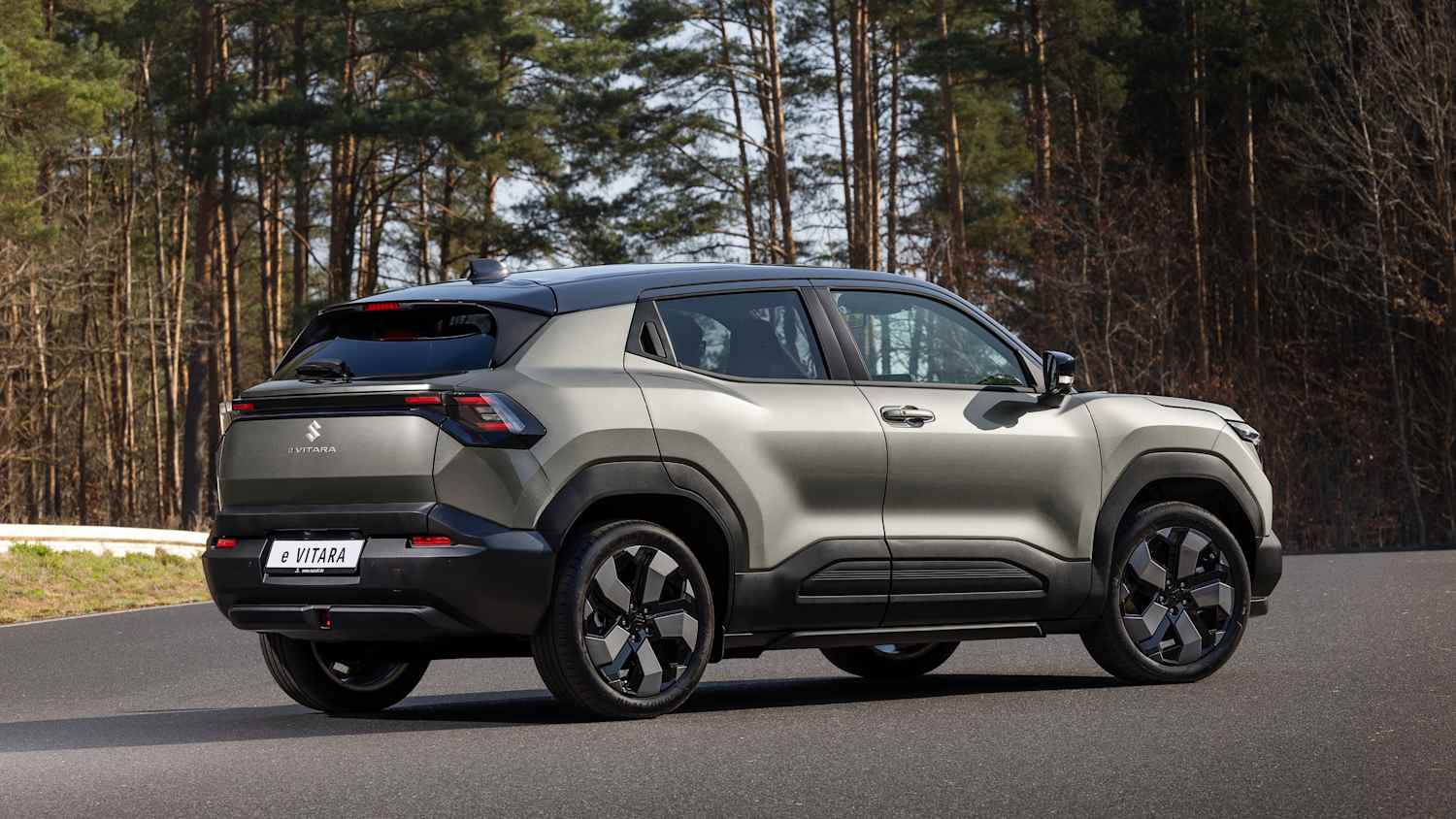 Der neue Suzuki Vitara als Elektroauto in der Seitenansicht