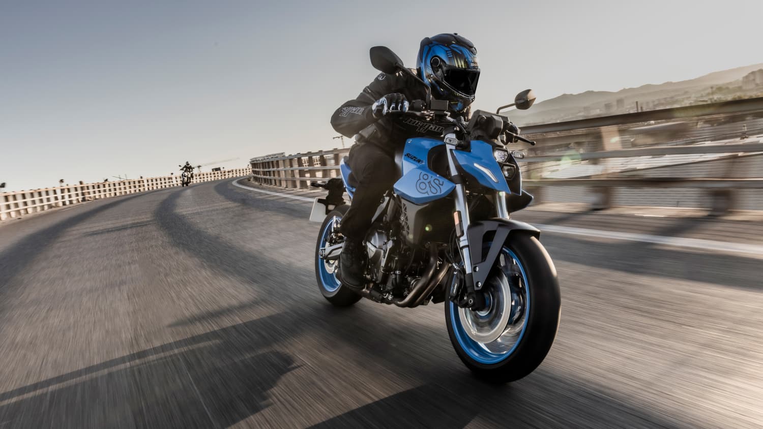 Seitenansicht einer fahrenden Suzuki GSX-8 S