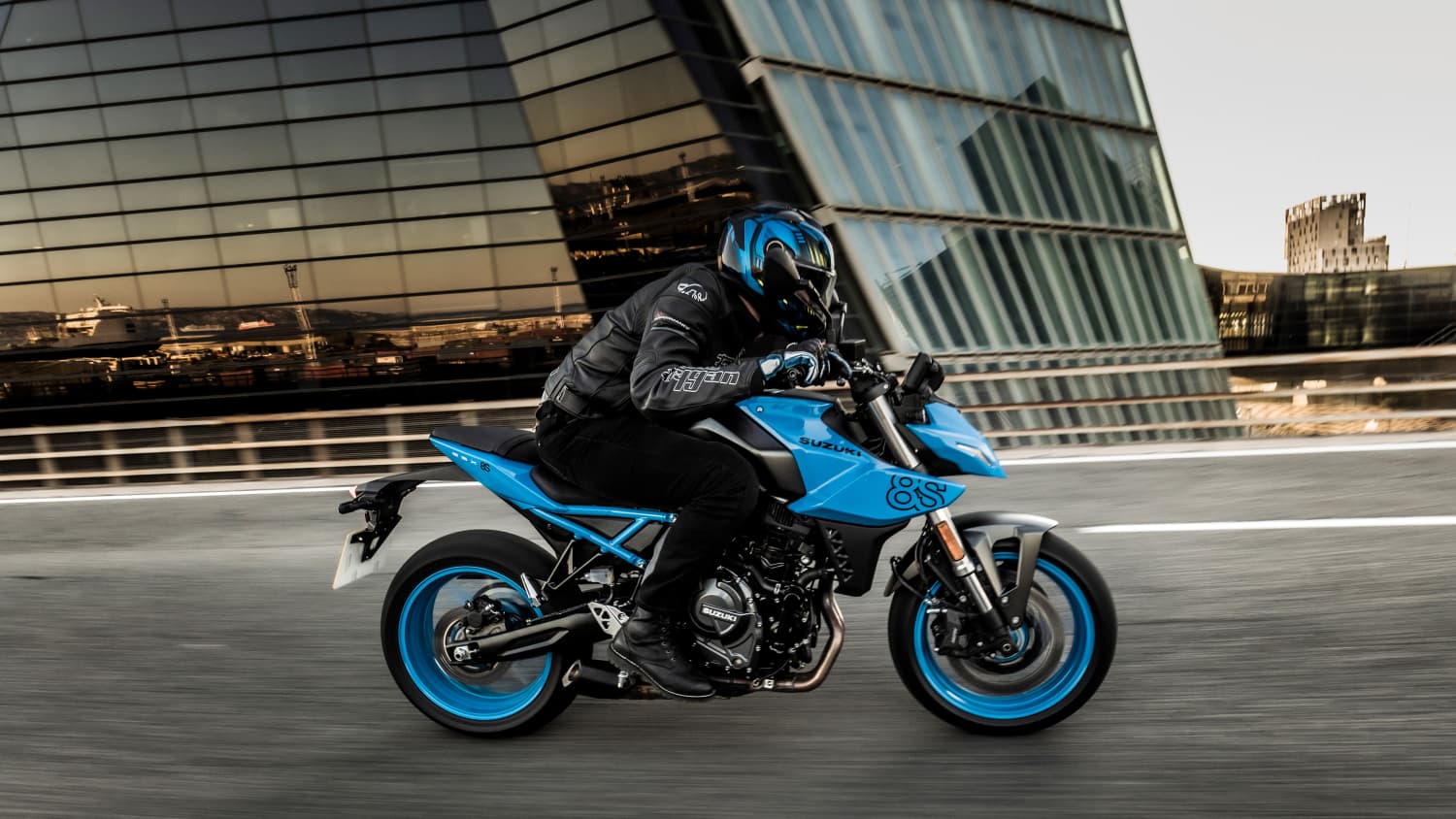 Seitenansicht einer fahrenden Suzuki GSX-8 S