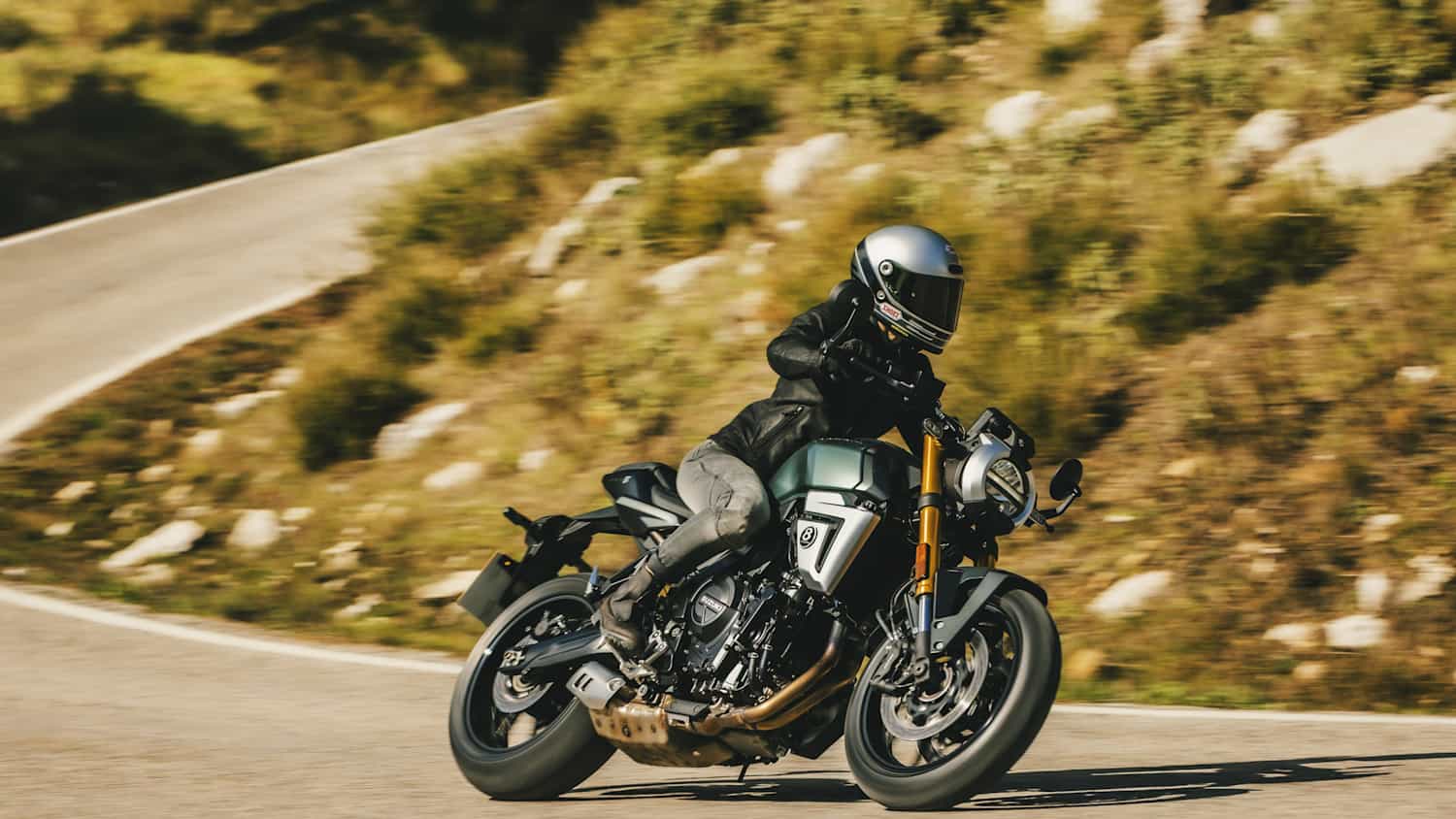Aufnahmen der Suzuki GSX 800 während der Fahrt auf einer kurvigen und bergigen Landstraße