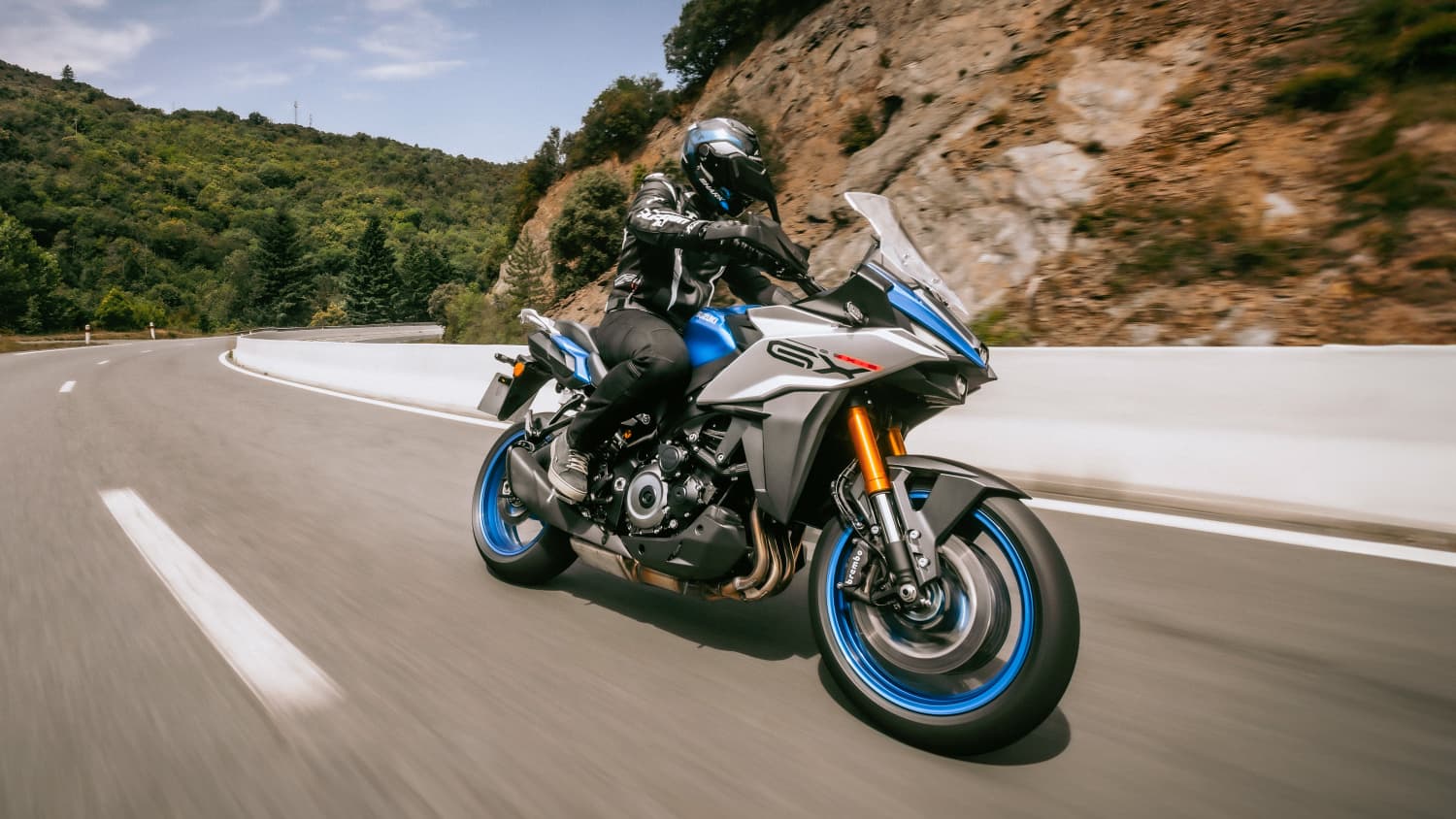 Eine Suzuki GSX-S 1000GX fährt auf einer Straße