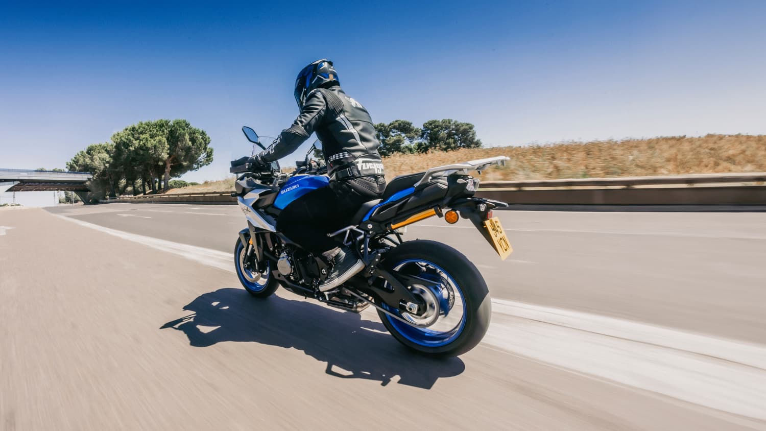 Heckansicht einer fahrenden Suzuki GSX-S 1000GX
