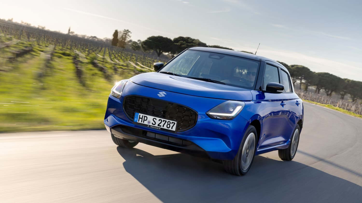Frontansicht eines fahrenden Suzuki Swift