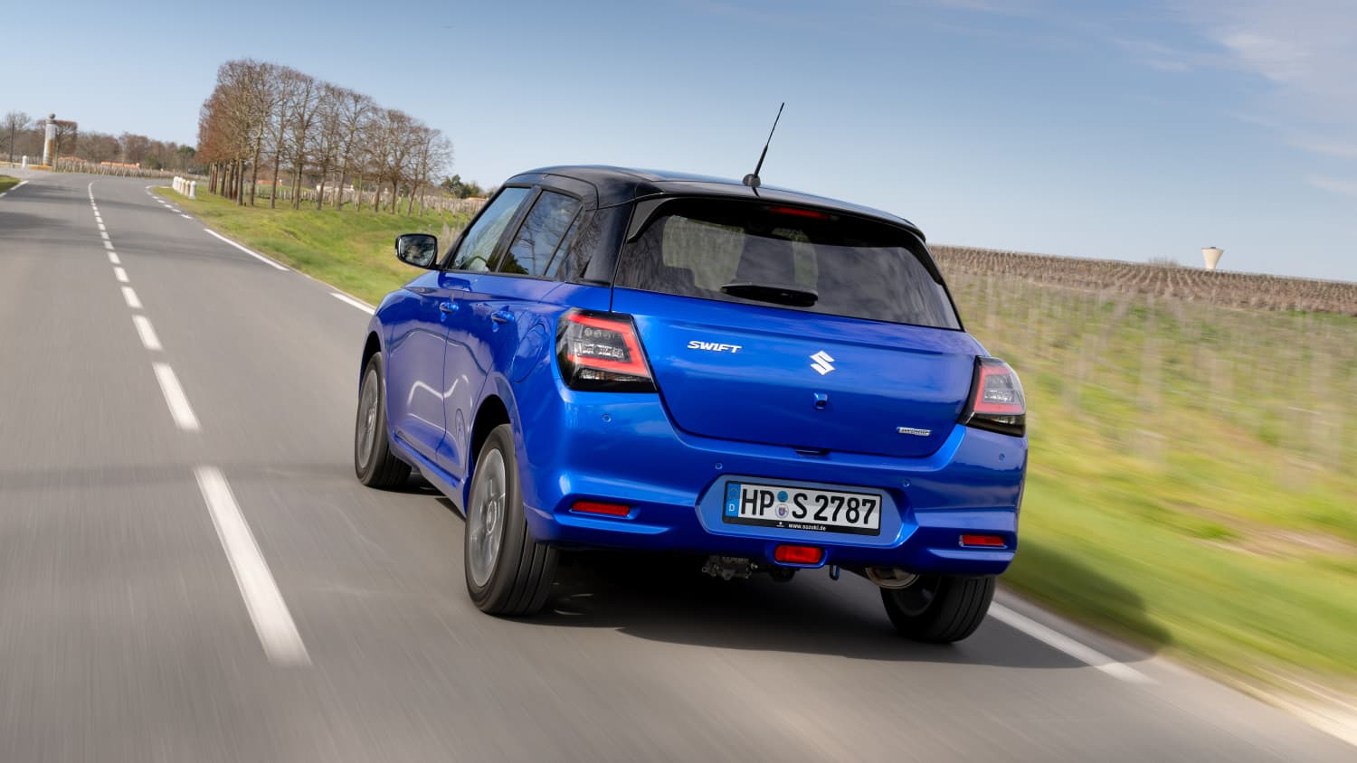 Heckansicht eines fahrenden Suzuki Swift