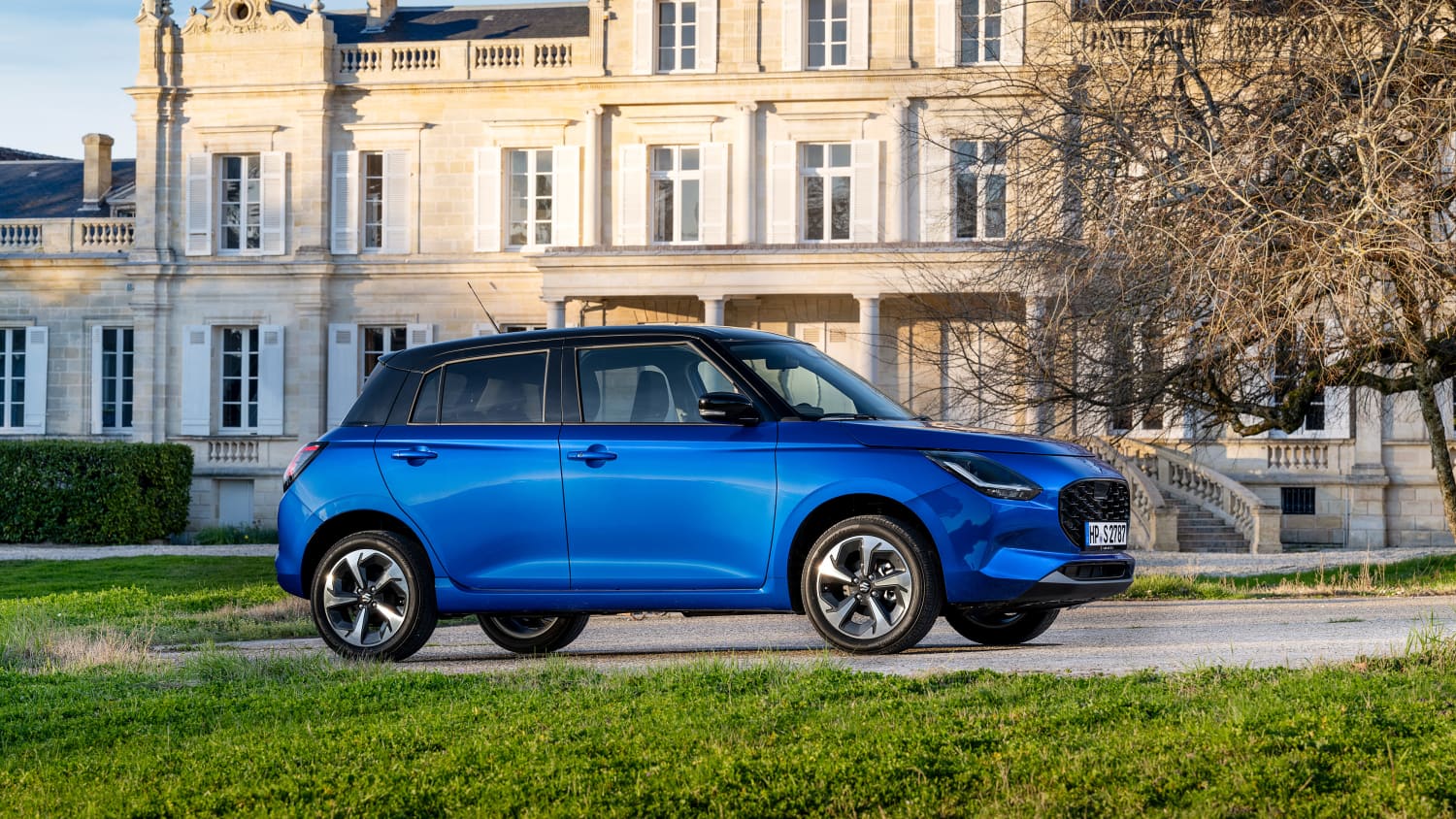 Seitenansicht eines stehenden Suzuki Swift