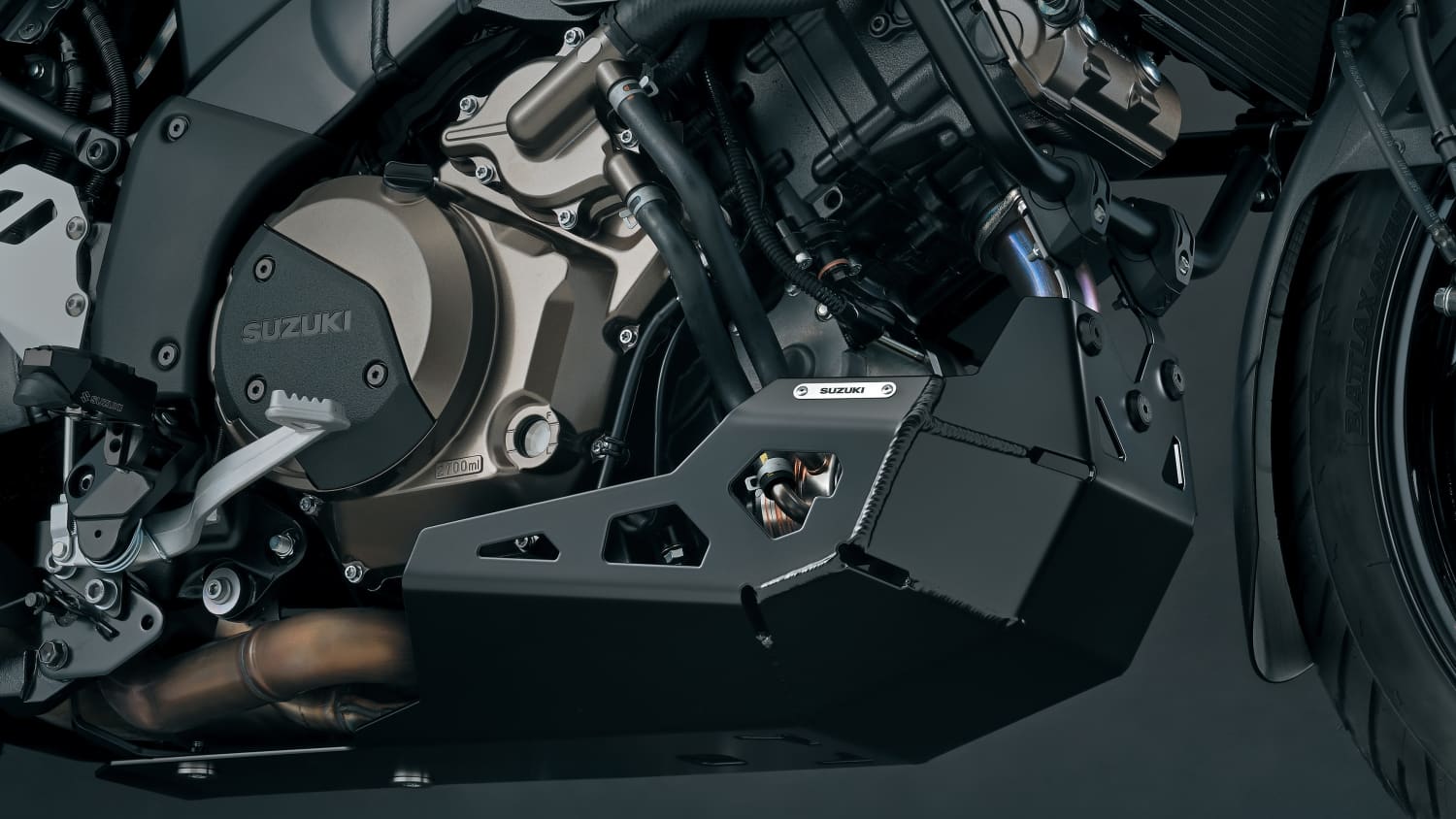Der Motor der Suzuki V Strom 1050 DE mit Aluminiumschutzblech