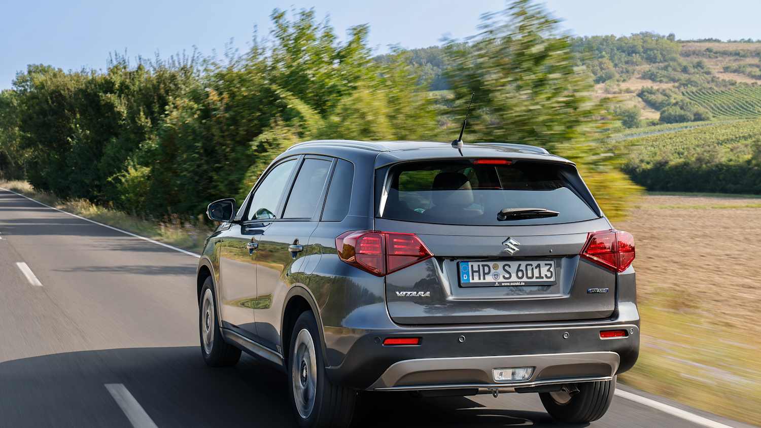 Suzuki Vitara von hinten in Fahrt
