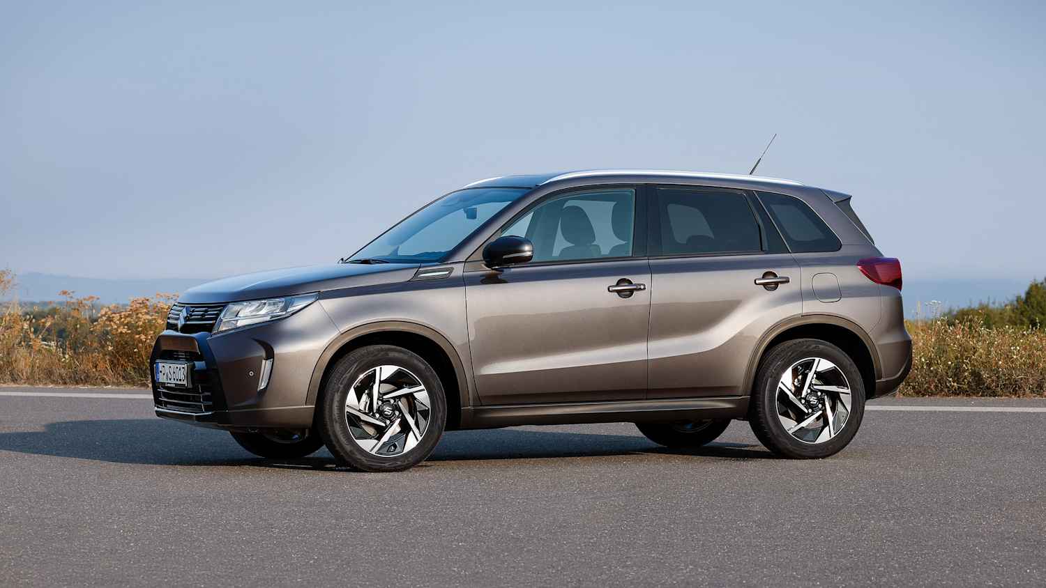 Seitenansicht eines fahrenden Suzuki Vitara