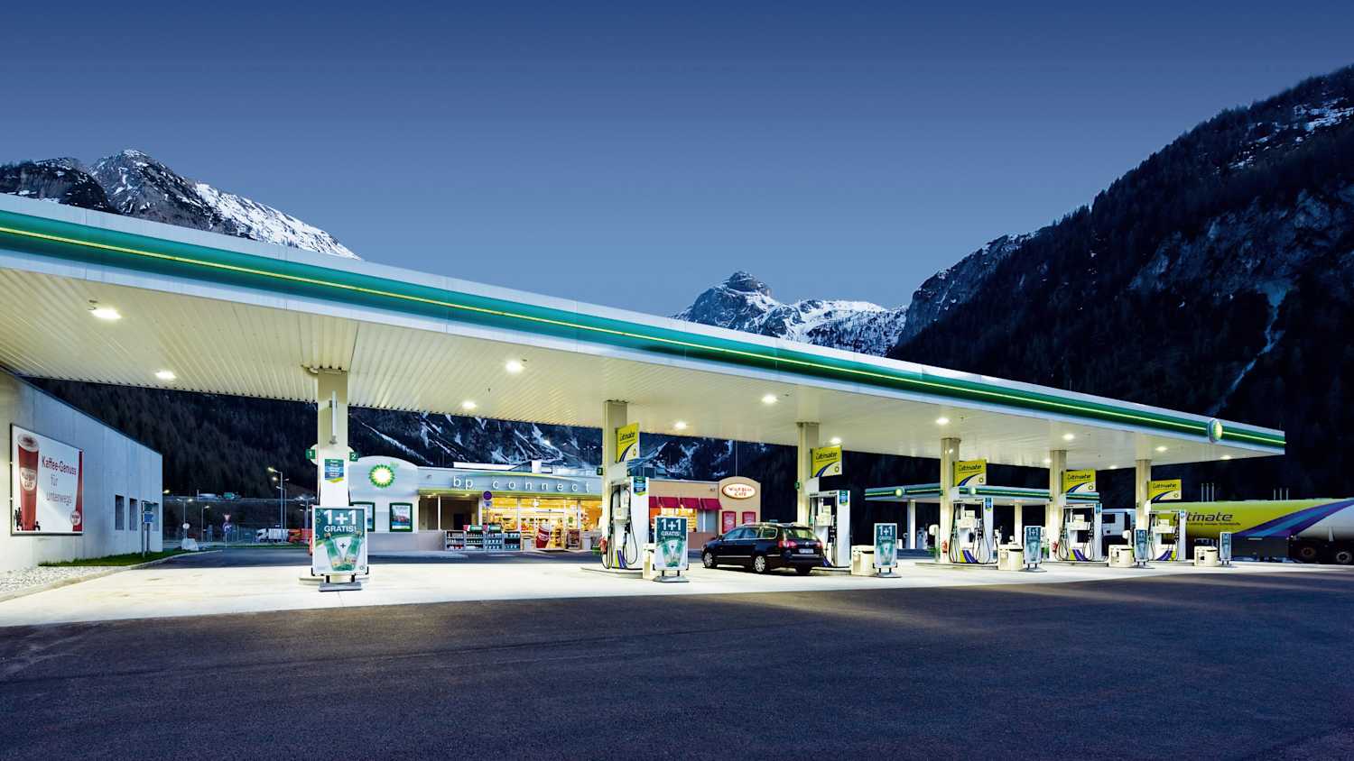 Tankstelle mit Beleuchtung von Philips