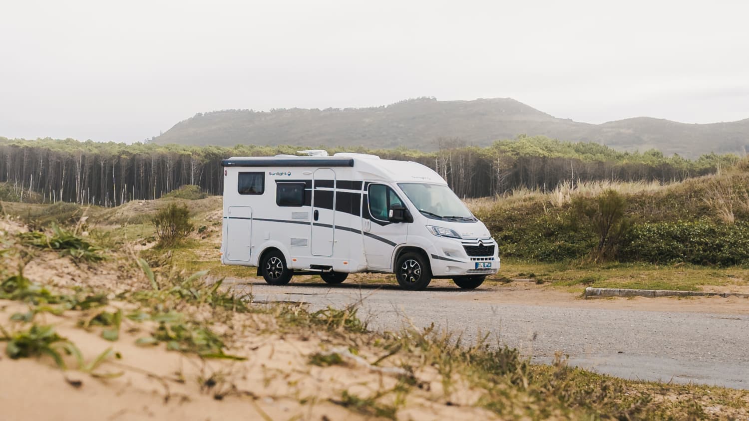 Ein Wohnmobil stehend seitlich fotografiert von Sunlight