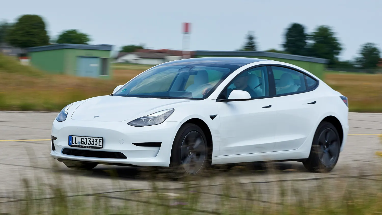 Tesla Model 3 Test: Erfahrungen & Bewertungen zur E-Limousine!